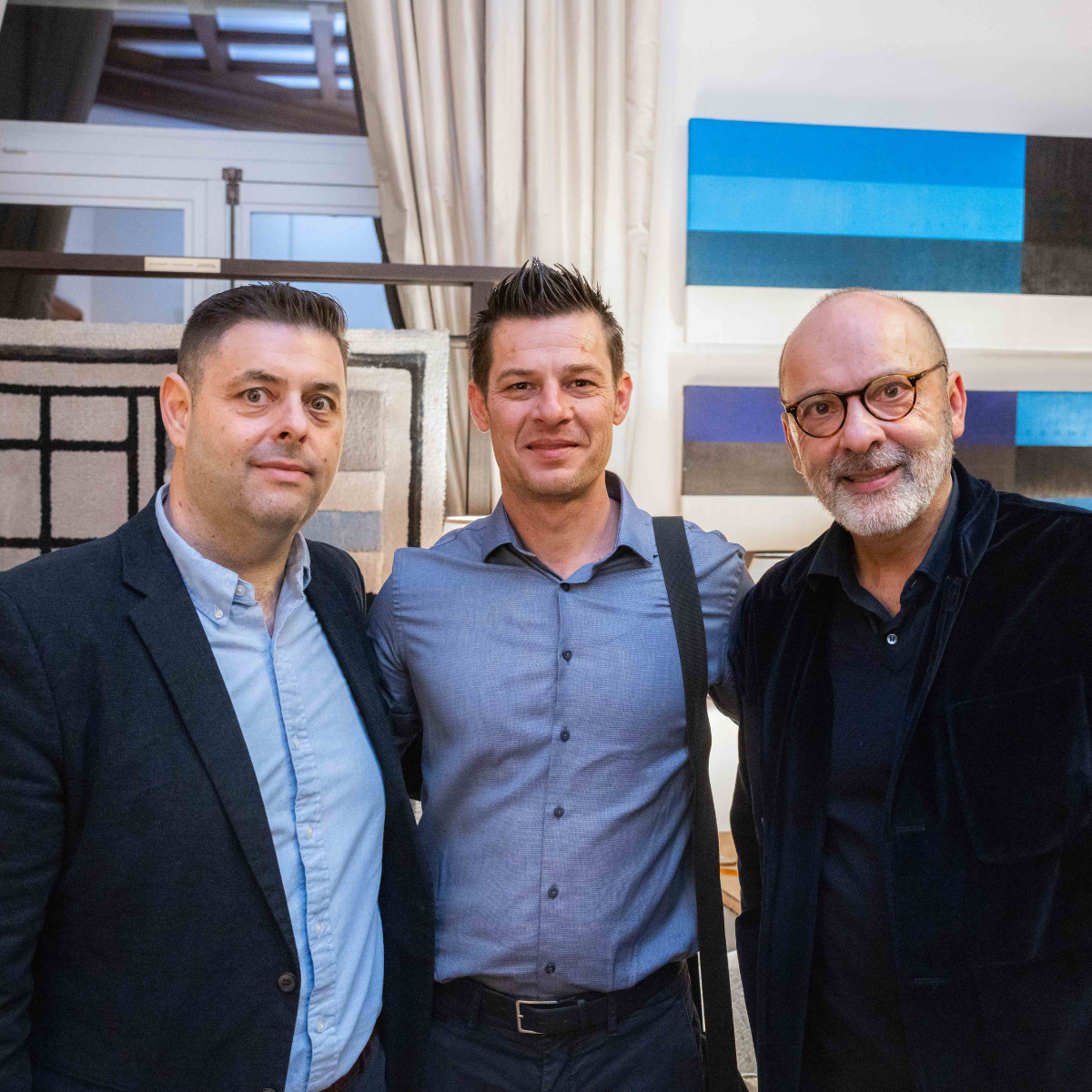 Ο Θεόδωρος Αθανασιάδης, CEO της XYLOKAT, μαζί με τον ιδιοκτήτη της εταιρείας Τάσο Κατσανή και τον Simone Ciarmoli από το Ciarmoli Queda Studio, μπροστά σε μία παρουσίαση χαλιού στο Threads of Architecture.